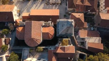 -Karadağ - Birdeye Perast kasabadaki kilisenin havadan görünümü 