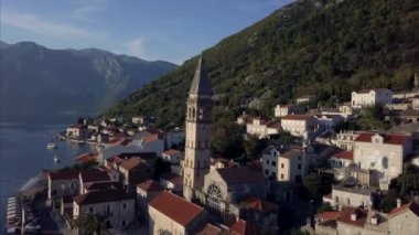 -Karadağ - Perast kasabadaki kilisenin hava görünümünü Kilisesi çevresinde dönerek Flycam