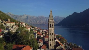 Perast Town - Karadağ kilisenin havadan görünümü