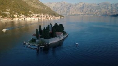 Havadan görünümü Kotor Koyu'ndaki Perast town - Karadağ yakınındaki, Sveti Djordje Adası