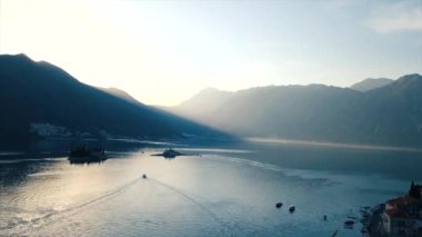 Havadan görünümü Kotor Koyu'ndaki Perast town - Karadağ yakınındaki, Sveti Djordje Adası