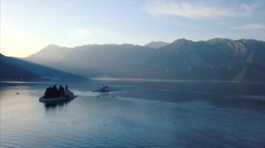 Havadan görünümü Kotor Koyu'ndaki Perast town - Karadağ yakınındaki, Sveti Djordje Adası