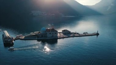 Havadan görünümü Kotor Koyu'ndaki Perast town - Karadağ yakınındaki, Sveti Djordje Adası
