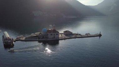 Havadan görünümü Kotor Koyu'ndaki Perast town - Karadağ yakınındaki, Sveti Djordje Adası
