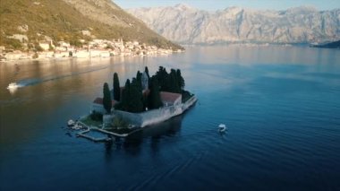 Havadan görünümü Kotor Koyu'ndaki Perast town - Karadağ yakınındaki, Sveti Djordje Adası