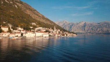 -Karadağ - sinematik renk Perast şehrin havadan görünümü