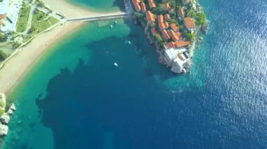 Sveti Stefan - küçük ada ve Karadağ beldesinde - kuş bakışı havadan görünümü