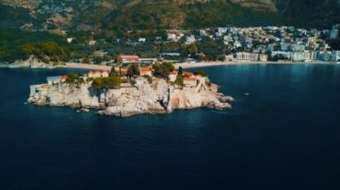 Sveti Stefan - küçük ada ve Karadağ beldesinde - sinematik renk havadan görünümü