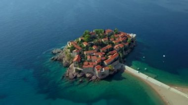 Bir Sveti Stefan - küçük ada ve Karadağ beldesinde havadan görünümü