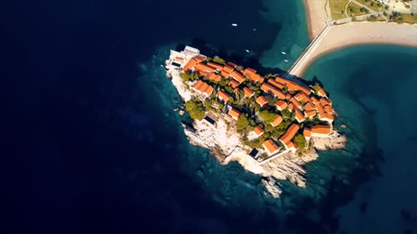 Luchtfoto Van Sveti Stefan Kleine Eiland Resort Montenegro Filmische Kleur — Stockvideo