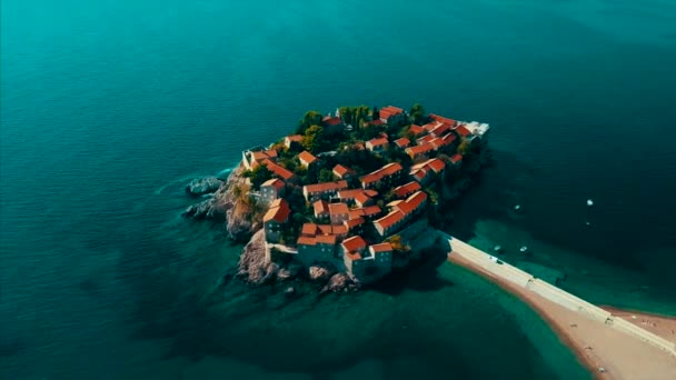 Luchtfoto Van Sveti Stefan Kleine Eiland Resort Montenegro Filmische Kleur — Stockvideo