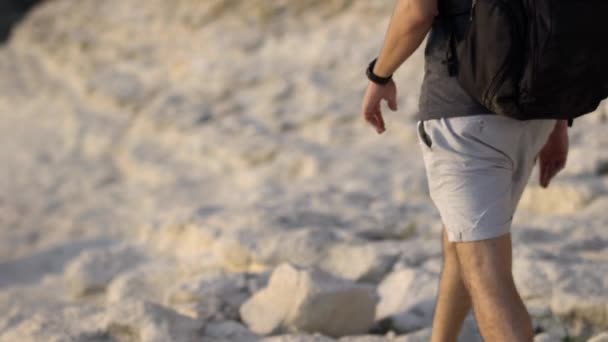 Молодой Человек Идущий Один Каменному Пляжу Угол Талии — стоковое видео
