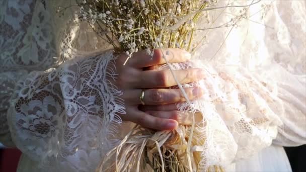 Mariée Tenant Bouquet Mouvement Lent — Video