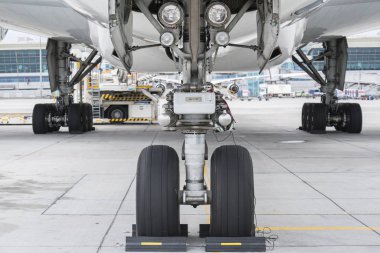 Pozisyon Havalimanı otopark, uçağın ön lastik