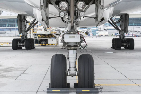 Pozisyon Havalimanı otopark, uçağın ön lastik