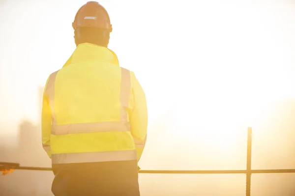 İnşaat mevcuttur ve gündoğumu arka plan görevli