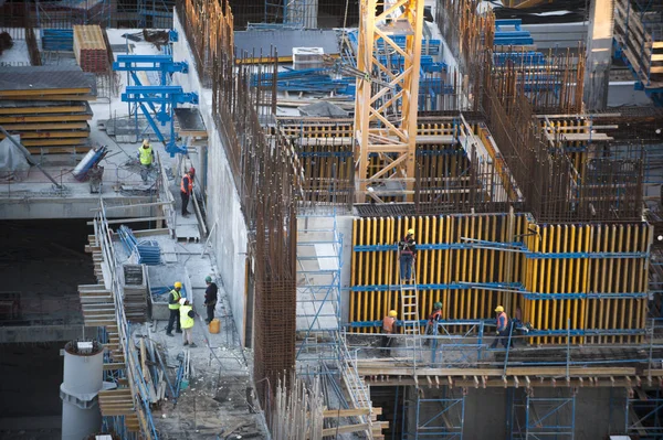 İnşaat site işçileri inşaat sahasında