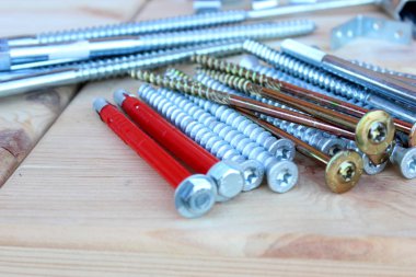 Dübel, vida ve cıvata farklı uzunlukta ve ahşap kutular üzerinde şekiller