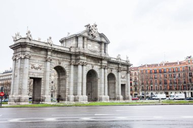 Alcala kapısı bir yağışlı kış gününde