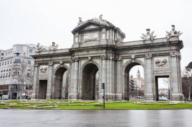 Alcala kapısı bir yağışlı kış gününde