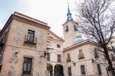 İspanya 'nın Madrid şehir merkezinde bulunan San Gines de Arles Kilisesi.