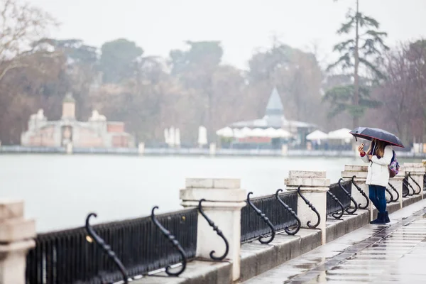 Jonge Vrouw Met Paraplu Onder Regen Het Retiro Park Madri — Stockfoto