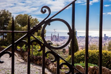 Barcelona - Mart, 2018: Kilise kutsal aile ve Barcelona City Park Guell gördün