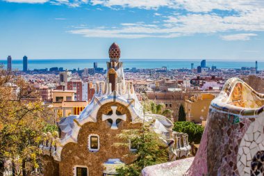 Barcelona - Mart, 2018: Park Guell görülen Barcelona şehir