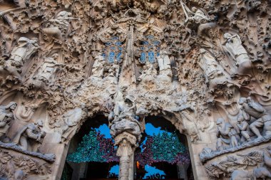 Barcelona - Mart, 2018: Doğuş cephe Bazilikası'nın ve Kutsal Aile Expiatory Kilisesi