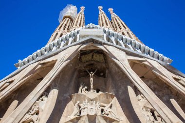 Barcelona - Mart, 2018: Tutku cephe Bazilikası'nın ve Kutsal Aile Expiatory Kilisesi