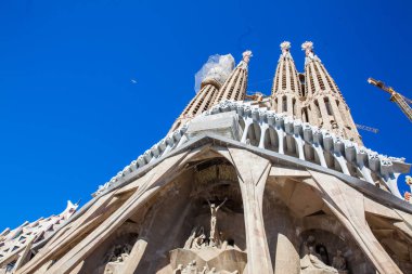 Barcelona - Mart, 2018: Tutku cephe Bazilikası'nın ve Kutsal Aile Expiatory Kilisesi
