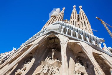Barcelona - Mart, 2018: Tutku cephe Bazilikası'nın ve Kutsal Aile Expiatory Kilisesi