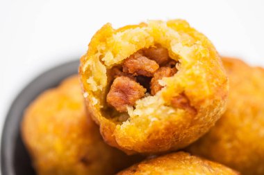 Domuz eti cracklings ile doldurulmuş Muz kroket hazırlanması