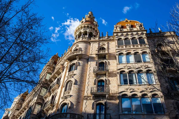 美しい建物でスペイン バルセロナのグラシア — ストック写真