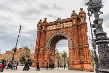 Barcelona - Mart, 2018: Barcelona İspanya Zafer Takı, bir Segway turist Tur