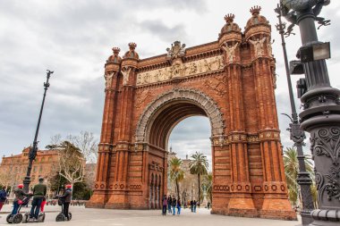 Barcelona - Mart, 2018: Barcelona İspanya Zafer Takı, bir Segway turist Tur