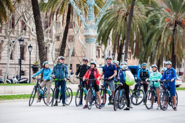 Barcelona - Mart, 2018: Bir bisiklet üzerinde kişi Barcelona İspanya'tur.