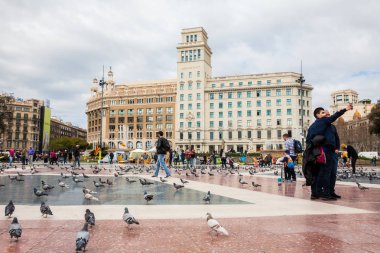 Barcelona - Mart, 2018: Placa de Catalunya Barcelona insanlara 