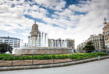 Barcelona - Mart, 2018: Çeşmede Placa de Catalunya Barcelona