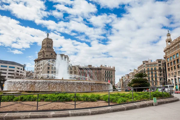 Barcelona - Mart, 2018: Çeşmede Placa de Catalunya Barcelona
