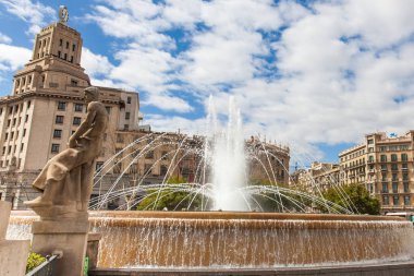 Barcelona - Mart, 2018: Çeşmede Placa de Catalunya Barcelona
