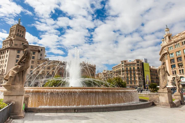 Barcelona - Mart, 2018: Çeşmede Placa de Catalunya Barcelona