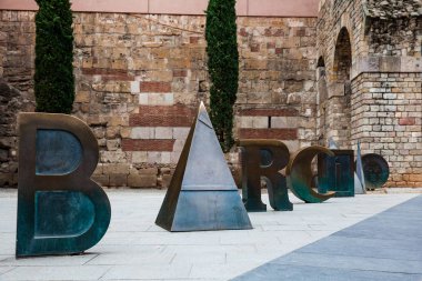 Barcelona - Mart, 2018: Barcino heykel tarafından Joan Brossa Gothic Meydanı Barcelona, İspanya