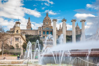 Barcelona - Mart, 2018: Magic Fountain Montjuic ve Museu Nacional d'art de Catalunya