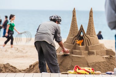 Barcelona - Mart, 2018: La Barceloneta Beach Barcelona İspanya çalışma kum heykeltıraş