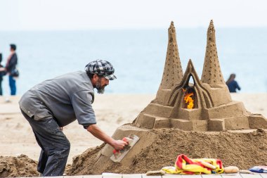 Barcelona - Mart, 2018: La Barceloneta Beach Barcelona İspanya çalışma kum heykeltıraş
