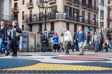 Barcelona - Mart, 2018: La Rambla yayalara Barcelona İspanya, kaldırım mozaik tarafından Joan Miro