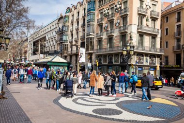 Barcelona - Mart, 2018: La Rambla yayalara Barcelona İspanya, kaldırım mozaik tarafından Joan Miro