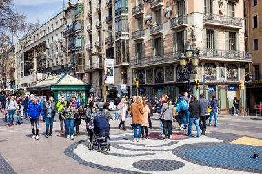 Barcelona - Mart, 2018: La Rambla yayalara Barcelona İspanya, kaldırım mozaik tarafından Joan Miro