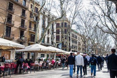 Barcelona - Mart, 2018: La Rambla Barcelona İspanya'sokak pederestian